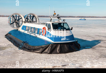 SAMARA, Russia - 11 Marzo 2017: Passeggeri aliscafi "Nettuno-7' e 'Hivus-4' sul ghiaccio del congelato sul fiume Volga a Samara, Russia Foto Stock