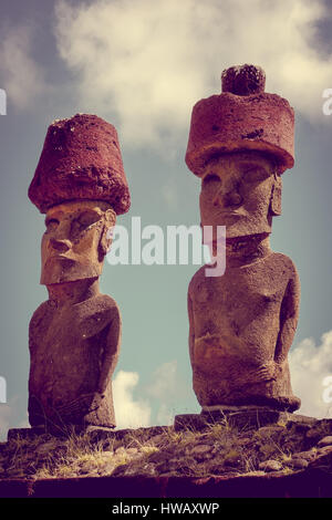 Moais statue sito ahu Nao Nao sulla spiaggia di Anakena, isola di pasqua, Cile Foto Stock