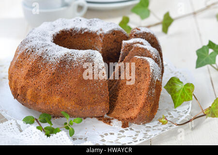 Pane appena sfornato a forma di anello torta di cioccolato, cosiddetti "Gugelhupf' in Austria e Germania Foto Stock