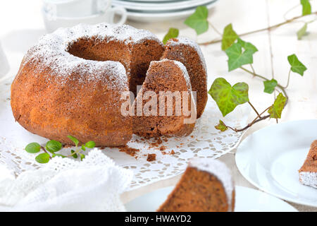 Pane appena sfornato a forma di anello torta di cioccolato, cosiddetti "Gugelhupf' in Austria e Germania Foto Stock