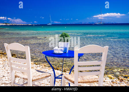 Incantevole piccola taverna sulla costa del mare in isola di Paros, CICLADI paradise resort, Cicladi Grecia Foto Stock