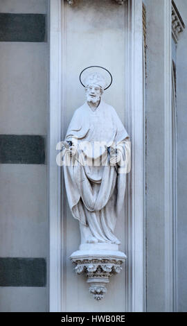 Statua di San Patrizio sulla facciata del Sacro Cuore del Suffragio chiesa in Roma, Italia il 02 settembre 2016. Foto Stock