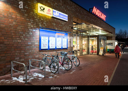 Markant supermercato a Wismar nel buio. Markant opera su 30 supermercati nel nord della Germania. Foto Stock