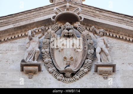 Stemma della Francia sulla facciata della chiesa di San Luigi dei Francesi - Chiesa di San Luigi dei Francesi, Roma, Italia Foto Stock