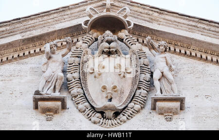 Stemma della Francia sulla facciata della chiesa di San Luigi dei Francesi - Chiesa di San Luigi dei Francesi, Roma, Italia Foto Stock