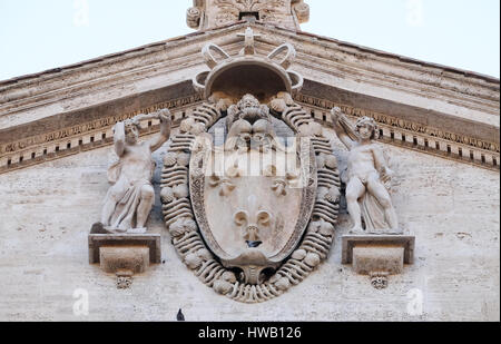 Stemma della Francia sulla facciata della chiesa di San Luigi dei Francesi - Chiesa di San Luigi dei Francesi, Roma, Italia Foto Stock