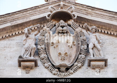 Stemma della Francia sulla facciata della chiesa di San Luigi dei Francesi - Chiesa di San Luigi dei Francesi, Roma, Italia Foto Stock