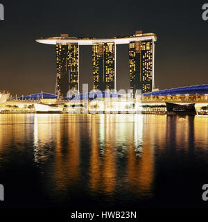 SINGAPORE - APR 5: Marina Bay sands hotel closeup di notte il 5 aprile 2014 a Singapore. Si tratta di tutto il mondo più costoso edificio con costo di US$ 4 Foto Stock