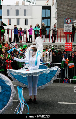 St Paterks Day Parade, Dublino, Irlanda, vestiti, carri allegri, abito elegante, viola rosa, blu, gente che guarda la sfilata irlandese Concetto Foto Stock