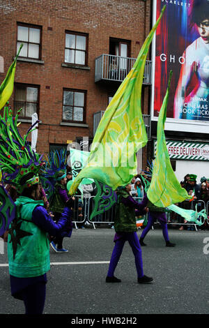 St Patricks Day Parade, Dublin, Ireland St Patricks Day Parade, Dublin, Ireland Marching, banner, bandiere, Cold Day dublin, Irish, Celebrate, paddys Foto Stock