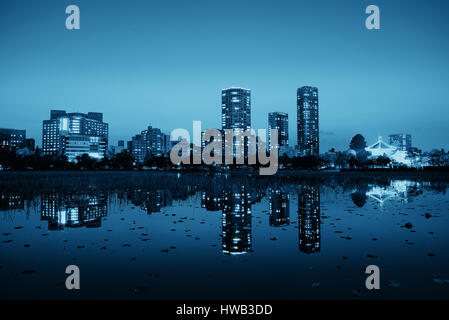 Il parco Ueno a Tokyo di notte con il lago di riflessione, Giappone. Foto Stock