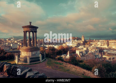 Edinburgh skyline della città vista da Calton Hill. Regno Unito. Foto Stock