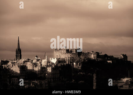 Edinburgh skyline della città vista da Calton Hill. Regno Unito. Foto Stock