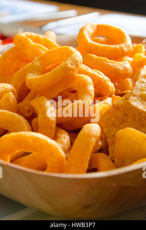 Un primo piano di una tazza di cipolla anello tortilla e patatine. Foto Stock