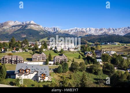 Francia, Drome, riserva naturale regionale del Vercors, il villaggio di Villard de Lans al piede della barriera occidentale di Vercors Foto Stock