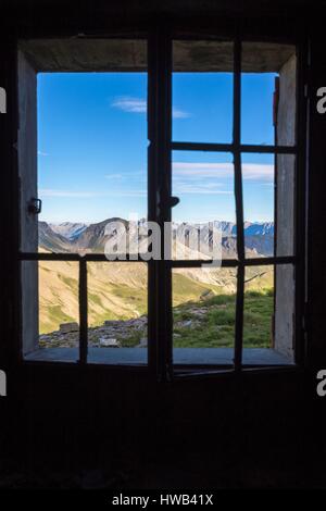 Francia, Alpes Maritimes, il Parco Nazionale del Mercantour, Haute Tinee, visto sui vertici poiché l'interno del piccolo in disuso forte di Cima di Pelousette (2757m) Foto Stock