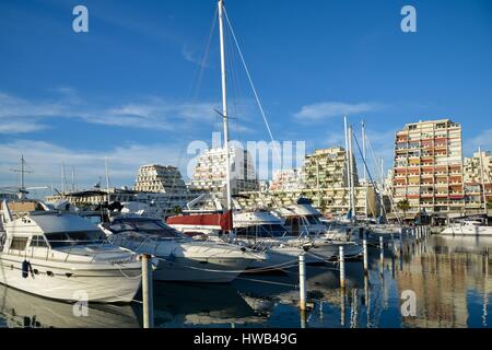 Francia, Herault, La Grande Motte, marina con edifici in background Foto Stock
