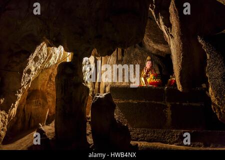 Il Vietnam, Ninh Binh Provincia, Tam Coc, Bich Dong grotta pagoda Foto Stock