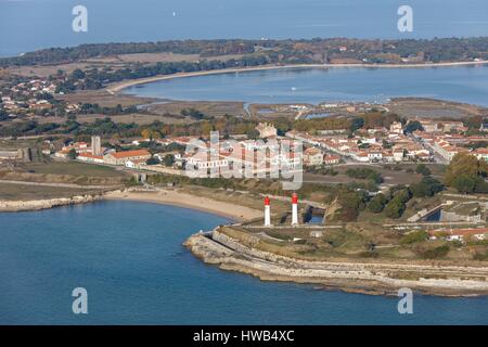 Francia, Charente Maritime, isola di Aix, i fari e il villaggio (vista aerea) Foto Stock