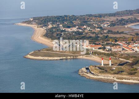 Francia, Charente Maritime, isola di Aix, i fari e il villaggio (vista aerea) Foto Stock