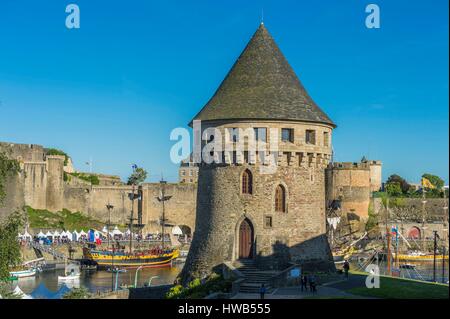 Francia, Finisterre, Brest, Brest 2016 International Maritime Festival, grande raduno di imbarcazioni tradizionali provenienti da tutto il mondo, ogni quattro anni per una settimana, Motte Tanguy torre (vecchio museo di Brest) di fronte al castello, replica del frigate Etoile du Roy, british tre masted della battaglia di Trafalgar Foto Stock