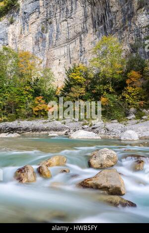 Francia, Alpes de Haute-Provence, riserva naturale regionale del Verdon, il Gran Canyon del Verdon, il fiume del Verdon all' ingresso del corridoio Samson, poiché il percorso Blanc-Martel sulla GR4 Foto Stock