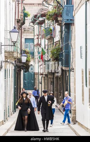 Il Portogallo, regione nord, Guimaraes, centro storico sono classificati come patrimonio mondiale dall'UNESCO, la strada più antica Santa Maria della città e gli studenti vestito con il traje academico durante la festa di Latada (festa da latada) dell Università di Minho Foto Stock