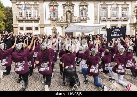 Il Portogallo, regione nord, Guimaraes, centro storico elencati come patrimonio mondiale dall UNESCO, il Municipio, su Jose Maria Gomes square, ospitato nella ex Santa Clara Convent, partito del Latada (festa da latada) dell Università di Minho Foto Stock