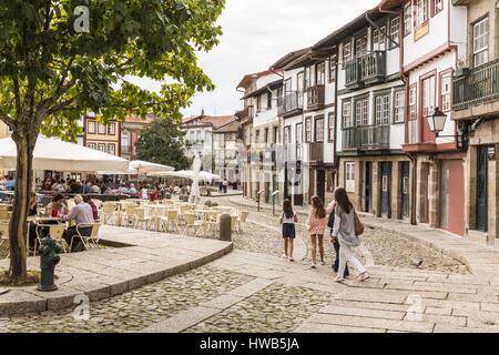 Il Portogallo, regione nord, Guimaraes, centro storico sono classificati come patrimonio mondiale dall'UNESCO, la medioevale Piazza Praça de Sao Tiago Foto Stock