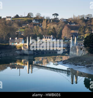 Il 1834 St-François passerella pedonale situato tra le città di Treguier e Plouguiel in Bretagna, Francia - Il ponte sospeso sopra il fiume Guindy Foto Stock