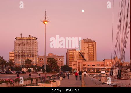 L'Italia, Sardegna, Cagliari, edifici porta alla Piazza Deffenu, tramonto Foto Stock