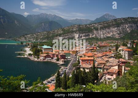 L'Italia, Trentino Alto Adige, il distretto dei laghi, Lago di Garda, Torbole-Nago, antenna vista città Foto Stock