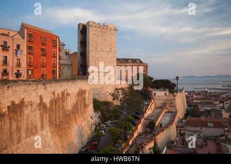 L'Italia, Sardegna, Cagliari, Il Castello Città Vecchia, la Torre dell' Elefante torre, sunset Foto Stock