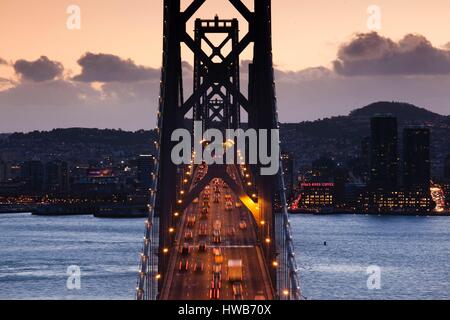 Gli Stati Uniti, California, San Francisco, Embarcadero, il Bay Bridge da Treasure Island, crepuscolo Foto Stock