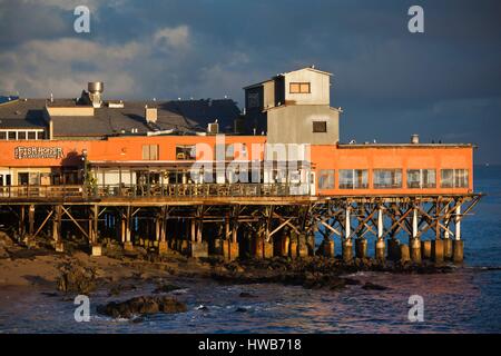 Gli Stati Uniti, California, Central Coast, Monterey, Cannery Row area, pier negozi e ristoranti, mattina Foto Stock