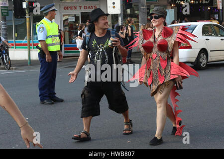 Sydney, Australia. Il 19 marzo 2017. Tenere Newtown strano e di sicuro i manifestanti assemblati in Victoria Park prima di marciare e balli lungo King Street, Newtown verso Sydney Park. (C) Richard Milnes/Alamy Live News Foto Stock