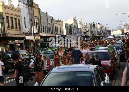 Sydney, Australia. Il 19 marzo 2017. Tenere Newtown strano e di sicuro i manifestanti assemblati in Victoria Park prima di marciare e balli lungo King Street, Newtown verso Sydney Park. (C) Richard Milnes/Alamy Live News Foto Stock