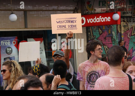 Sydney, Australia. Il 19 marzo 2017. Tenere Newtown strano e di sicuro i manifestanti assemblati in Victoria Park prima di marciare e balli lungo King Street, Newtown verso Sydney Park. (C) Richard Milnes/Alamy Live News Foto Stock