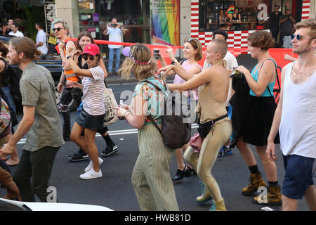 Sydney, Australia. Il 19 marzo 2017. Tenere Newtown strano e di sicuro i manifestanti assemblati in Victoria Park prima di marciare e balli lungo King Street, Newtown verso Sydney Park. (C) Richard Milnes/Alamy Live News Foto Stock