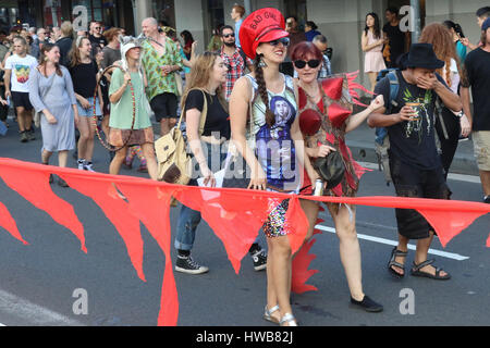 Sydney, Australia. Il 19 marzo 2017. Tenere Newtown strano e di sicuro i manifestanti assemblati in Victoria Park prima di marciare e balli lungo King Street, Newtown verso Sydney Park. (C) Richard Milnes/Alamy Live News Foto Stock