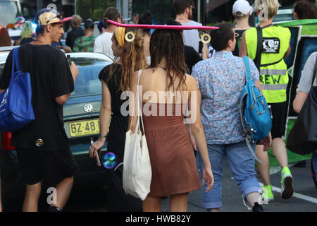 Sydney, Australia. Il 19 marzo 2017. Tenere Newtown strano e di sicuro i manifestanti assemblati in Victoria Park prima di marciare e balli lungo King Street, Newtown verso Sydney Park. (C) Richard Milnes/Alamy Live News Foto Stock