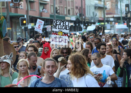 Sydney, Australia. Il 19 marzo 2017. Tenere Newtown strano e di sicuro i manifestanti assemblati in Victoria Park prima di marciare e balli lungo King Street, Newtown verso Sydney Park. (C) Richard Milnes/Alamy Live News Foto Stock