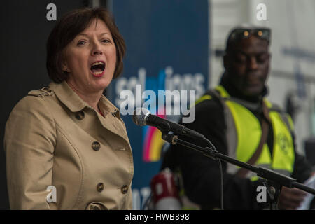 Londra, Regno Unito. Il 18 marzo, 2017. Frances O'Grady, TUC Gen Sec - A marzo contro il razzismo organizzato da Stand fino al razzismo e supporterd dal TUC e la maggior parte dei principali sindacati compresi Unison, Unite, il PC e il dado. Tutto è iniziato in Portland Place e finì in Piazza Parlaiment, Westminster - Londra 18 Mar 2017. Foto Stock