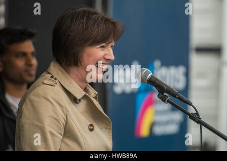 Londra, Regno Unito. Il 18 marzo, 2017. Frances O'Grady, TUC Gen Sec - A marzo contro il razzismo organizzato da Stand fino al razzismo e supporterd dal TUC e la maggior parte dei principali sindacati compresi Unison, Unite, il PC e il dado. Tutto è iniziato in Portland Place e finì in Piazza Parlaiment, Westminster - Londra 18 Mar 2017. Foto Stock