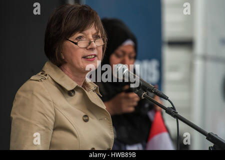 Londra, Regno Unito. Il 18 marzo, 2017. Frances O'Grady, TUC Gen Sec - A marzo contro il razzismo organizzato da Stand fino al razzismo e supporterd dal TUC e la maggior parte dei principali sindacati compresi Unison, Unite, il PC e il dado. Tutto è iniziato in Portland Place e finì in Piazza Parlaiment, Westminster - Londra 18 Mar 2017. Foto Stock
