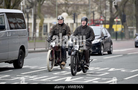 Brighton SUSSEX REGNO UNITO 19 Marzo 2017 - Oltre 300 veterano motocicli prendere parte alla 78Sunbeam Motor Cycle Club Pioneer eseguire da Epsom Downs a Brighton oggi Credito: Simon Dack/Alamy Live News Foto Stock