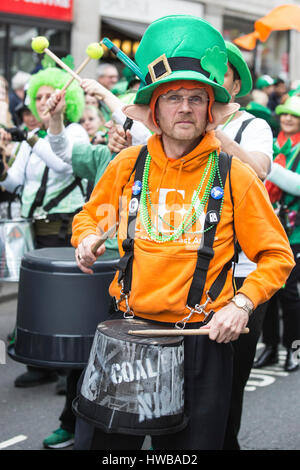 Londra, Regno Unito. Il 19 marzo 2017. Pandemonium Tamburini. Londra celebra il giorno di San Patrizio con una sfilata e un festival. © Immagini vibranti/Alamy Live News Foto Stock