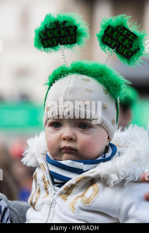 Londra, Regno Unito. Il 19 marzo 2017. Rosalie, 1 anno, celebra il suo primo il giorno di San Patrizio festival in Trafalgar Square. Londra celebra il giorno di San Patrizio con una sfilata e un festival. © Immagini vibranti/Alamy Live News Foto Stock
