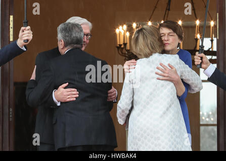 Berlino, Germania. Xix Mar, 2017. La Germania è di nuovo Presidente Frank-Walter Steinmeier (2 L) e sua moglie Elke Buedenbender (1R) offerta di addio al Presidente uscente Joachim Gauck (1L) e il suo partner domestico Daniela Schadt dopo un handover simbolica presso la residenza presidenziale di Bellevue Palace a Berlino, capitale della Germania, il 19 marzo 2017. Credito: Shan Yuqi/Xinhua/Alamy Live News Foto Stock