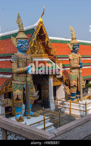 Novembre 14, 2006 - Bangkok, Tailandia - un ingresso alla Galleria (Phra Rabiang) di più sacro tempio del Buddha di Smeraldo (Wat Phra Kaew) nel Grand Palace complesso, Bangkok,.la Thailandia. Ogni voce sul balcone è custodita da un coppia di 6 m. (19 Â½ ft) tall Gate-mantenendo giganti (Yaksa Tavambal) in costumi colorati di piastrelle smaltate. La Tailandia è diventata una destinazione turistica preferita. (Credito Immagine: © Arnold Drapkin via ZUMA filo) Foto Stock